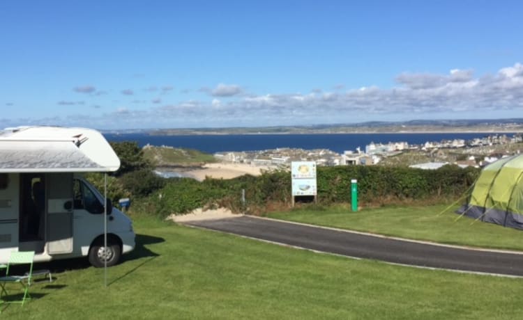 Buddy – "Buddy" est notre camping-car de qualité allemande, prêt à partir en vacances amusantes.