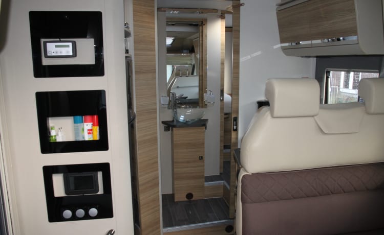 Luxe Adria Matrix familiecamper met automatisch levelsysteem