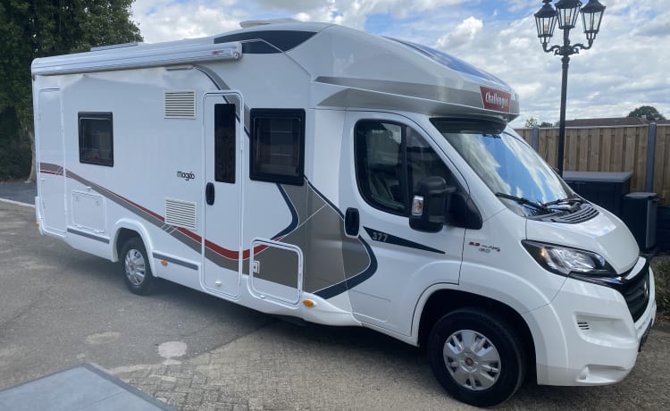 Zeer mooie camper half integraal 5 slaapplaatsen 4 zitplaatsen  – 5p Challenger semi-integrated from 2017