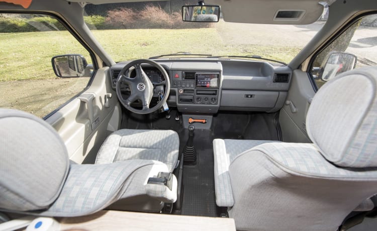 Desert - Multivan VW T4 confortable et robuste avec toit relevable