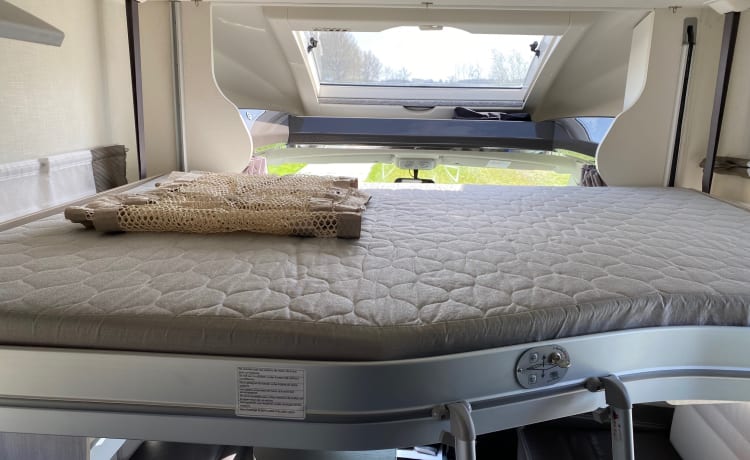 Geniet van ‘Camper Exclusief’ 💃🏻 – Super gave Camper CHAUSSON met een Queen size bed.