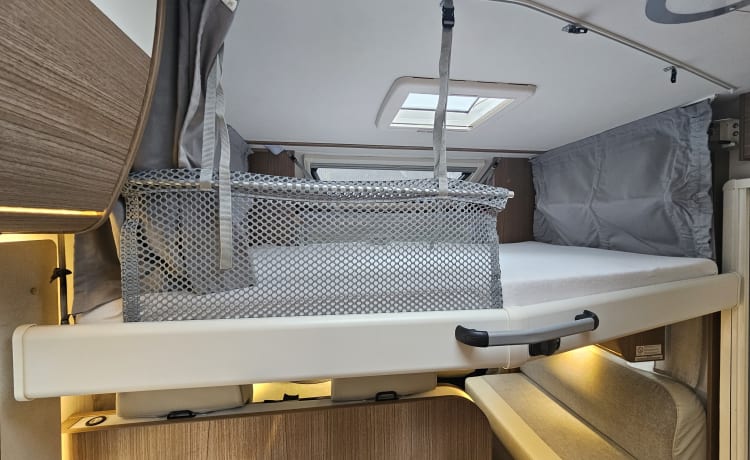 Carado T448 (nieuw bj 2023) – Handgeschakeld - Zeer luxe camper lengtebedden -  Volledig uitgerust