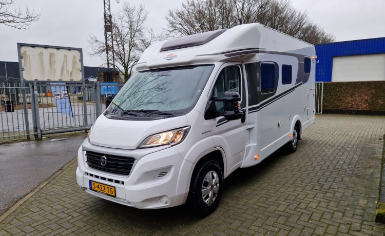 Carado T338 - Ruime en luxe 4 persoons camper