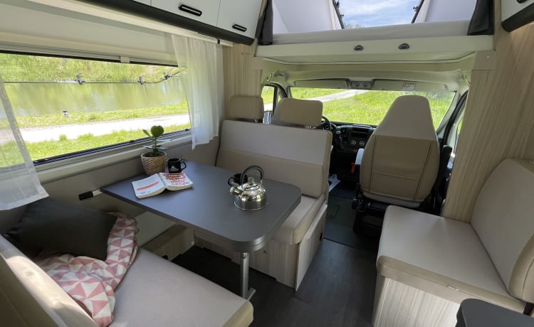 Queen A - Luxe alkoofcamper voor zes