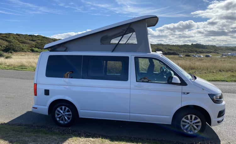 VW Camper Van mit 4 Schlafplätzen