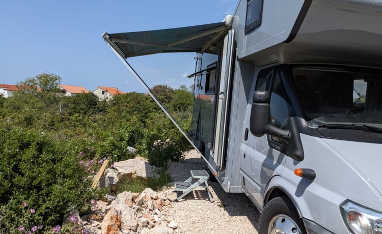 Blauwal – Mobile home d'aventure familiale robuste avec carrosserie de véhicule d'expédition