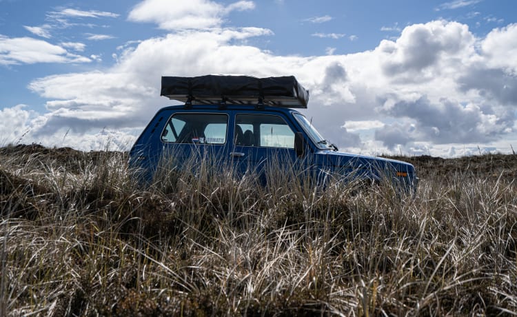 Pjotr – Lada Niva 4x4 with roof tent