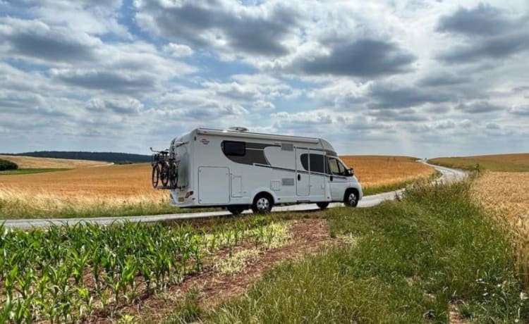 Carado T447 – Sehr luxuriöse Betten in Camperlänge - separate Dusche - XXL-Garage - Eckbank