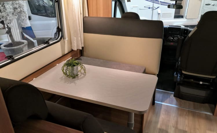 Cara  – Nice spacious alcove camper