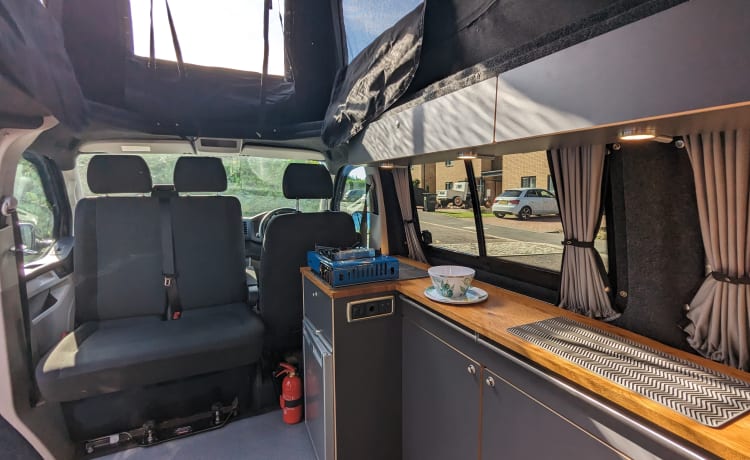 Black Beauty – 4 berth 4WD Automatic VW Transporter