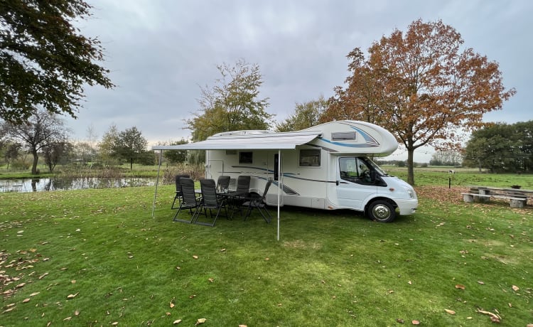 EXTRA BESCHIKBAARHEID – Spacious 6-person alcove camper with all amenities