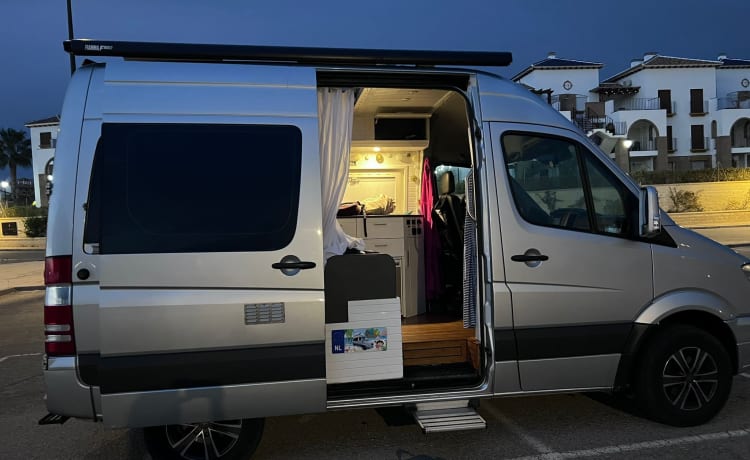 Dora – Campervan Valencia NL