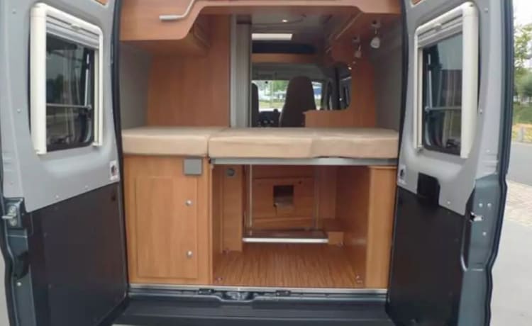 Buscamper Globecar 600L met lengtebedden, voor 2 personen. Hond toegestaan.