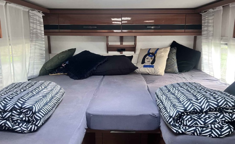 Very complete and luxurious camper LMC 4 persons