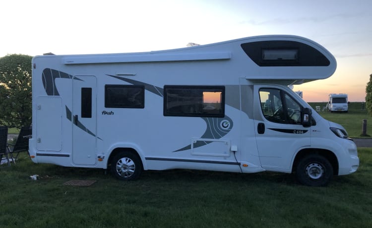 HappyCamper – Op vakantie met een 6 persoons Chausson Alkoof Camper uit 2018? 