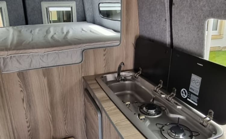 Ronnie – Volledig Off-Grid Mercedes (MWB) met verwarming, toilet & douche