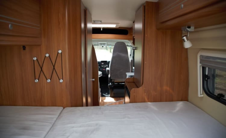 Ruben – Fiat Ducato 2 person camper bus