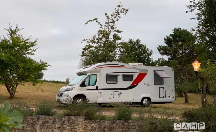  Ixeo  – Ruime, luxueuze camper met 5 wettelijke zit- en slaapplaatsen.