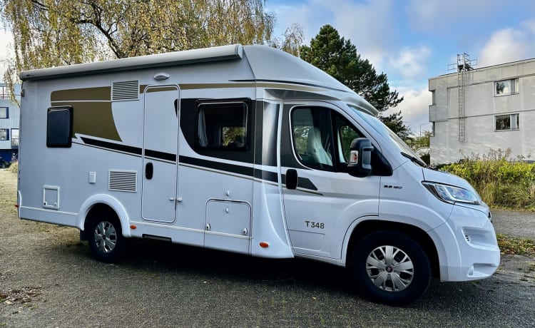 5 – Spacious and luxurious 3-person camper with lots of room to move!