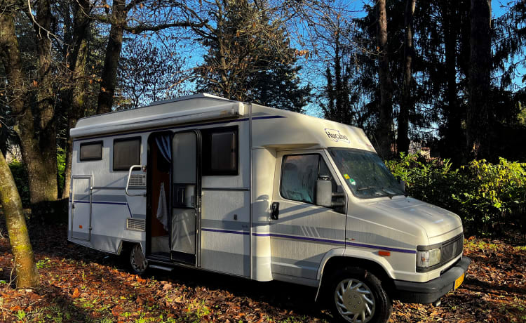 Walter  – Travel comfortably in this spacious & cozy camper!