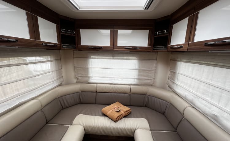 Rewind – Luxury Family Escape: Modern 6-Berth Motorhome ready for an adventure!