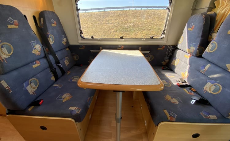 Lola Frisia – Compact fully furnished 6 person camper with bunk top layout