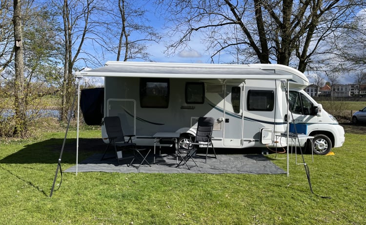 Camping-car de luxe avec lit double queen Chausson – Entièrement meublé 