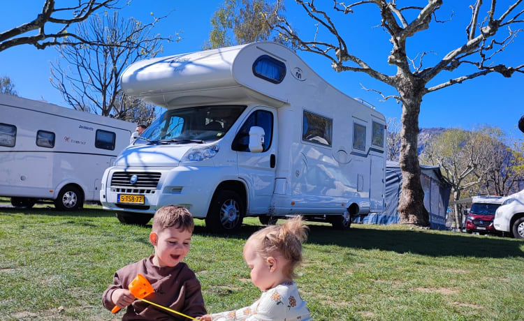 Welkom bij onze gezinscamper! – Nette Mobilvetta alkoof camper. 