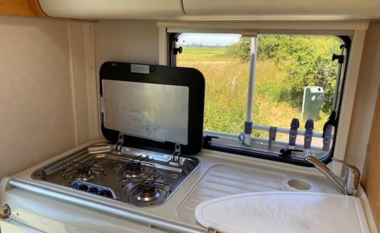 Bellissimo camper per famiglie Hymer in affitto con 6 posti allacciati