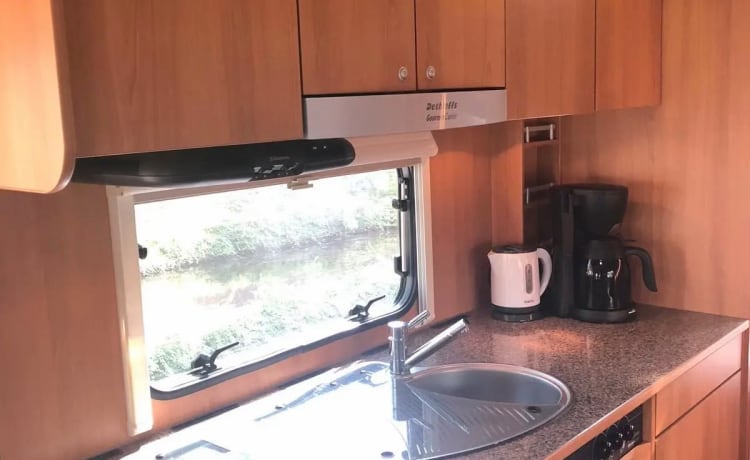 Beautiful, spacious camper with heating and air conditioning