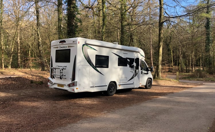 Amelia  – Als nieuwe, 4-persoons, moderne camper, met achterlounge