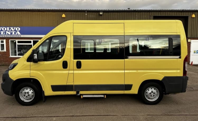 Vincent – un comodo camper Renault giallo con 2 posti letto del 2015