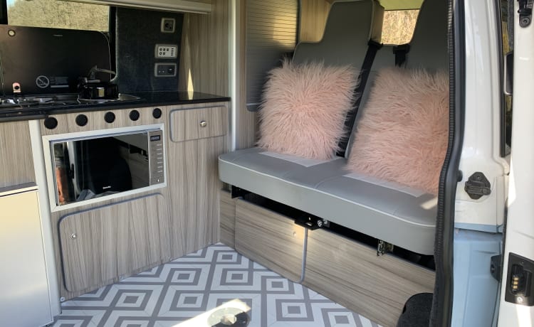 Penelope – Luxus VW T6 Wohnmobil mit 4 Schlafplätzen