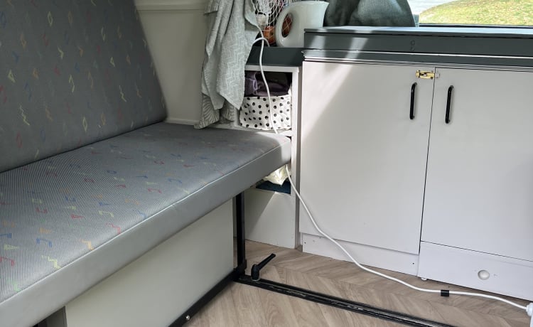 Billy – Joli camping-car VW T5 4p avec toit relevable et équipement complet