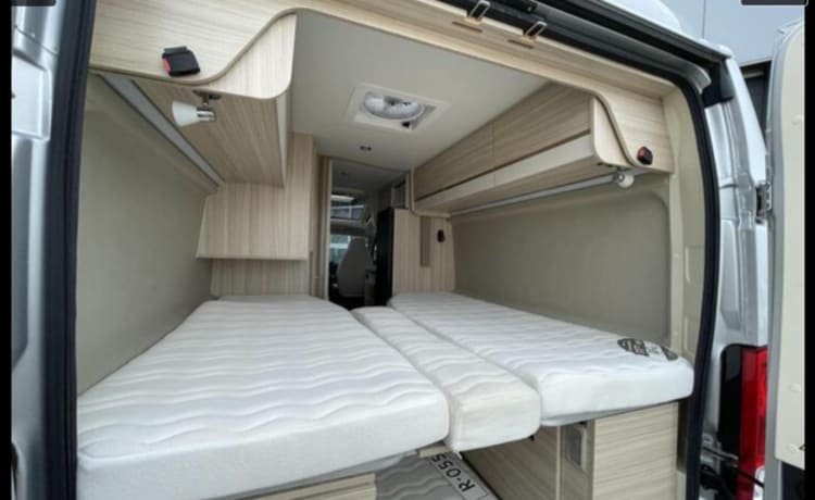 Dreamer D 68 – Camper bello e spazioso con ampio letto queen size e letto basculante