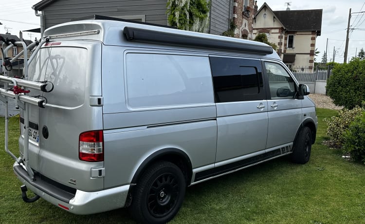 Van et services – T5 Camper ausgestattet mit 4motion und angehoben