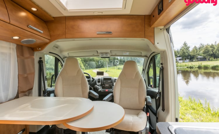 Luxe Carthago Malibu Camperbus 2 Pers