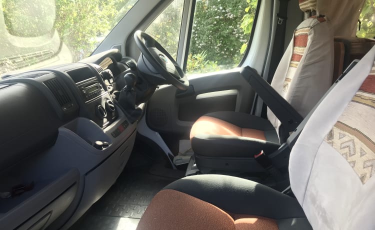 Big Bertha – Notre Sea Newlife (Fiat Ducato) peut accueillir jusqu'à 7 personnes, 5 personnes sont super confortables