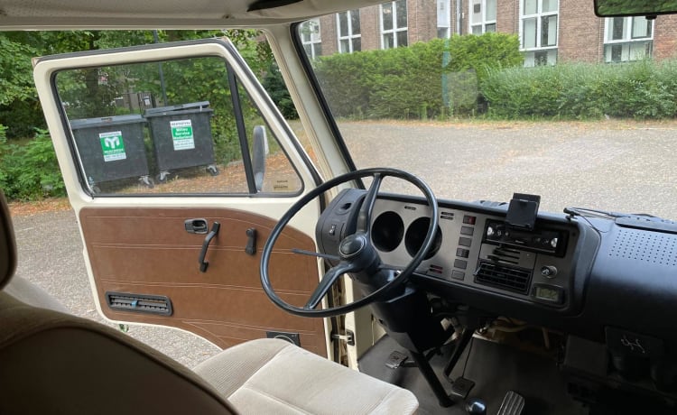 2p Volkswagen campervan uit 1977