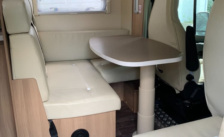 Time-Out – Nette Camper Met Trekhaak, Fietsdrager en Grote Garage