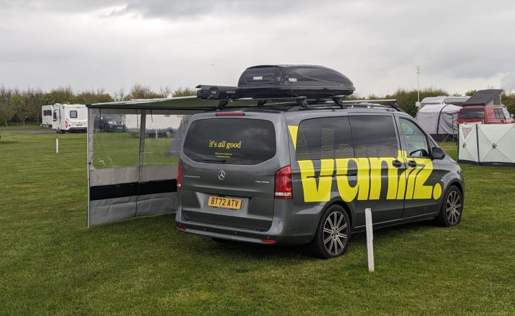 Gloednieuwe Mercedes-Benz, modulaire bestelwagen voor maximaal 6 personen met luifel