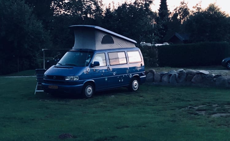 Vrolijke compacte Volkswagen camperbus met slaaphefdak 2 tot 4 persoons