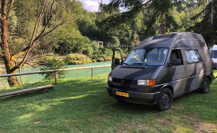 Onze stoere VW T4  Westfalia camouflage bus.