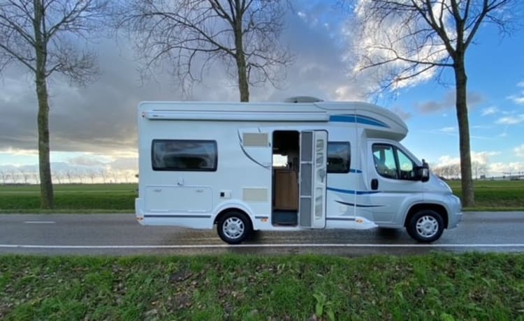 Luxe,ruime en compleet ingerichte 4 pers. camper.