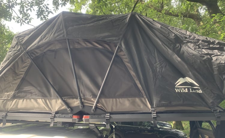 Simba – Keep smiling with this Suzuki Jeep with roof tent!