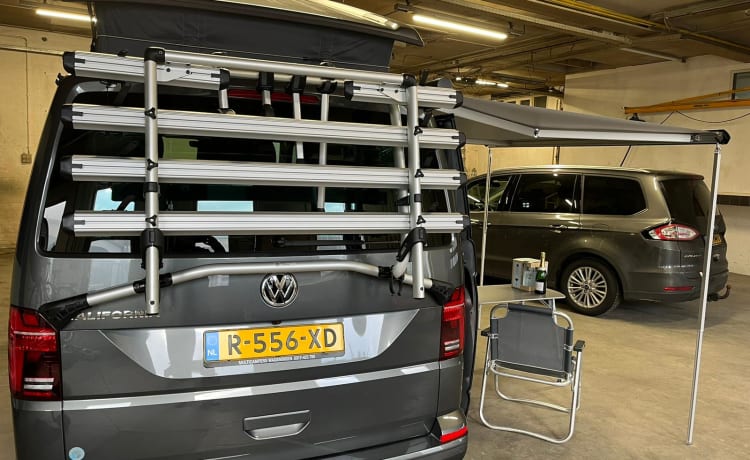 Grijze VW California – Nouveau camping-car VW California T6 de 2021. Peut-être avec remorque à moteur.