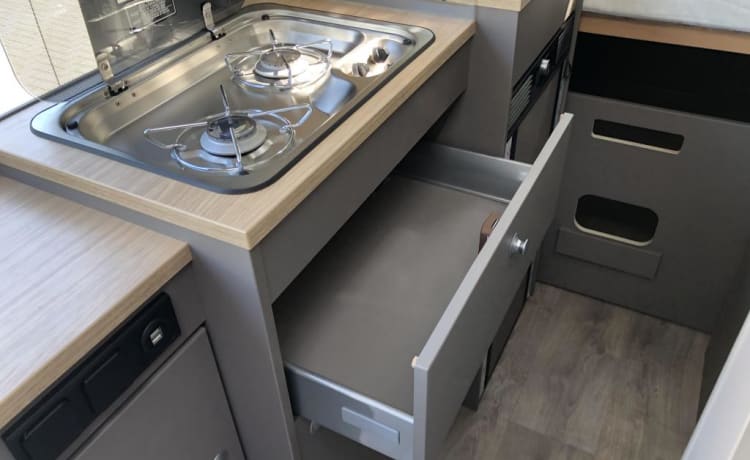 Nieuwe Camperbus Magnetic Grey – FORD LMC Innovan 590 camperbus uit 2024 Magnetic Grey