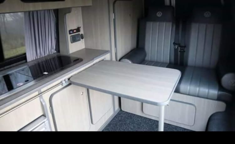 Talullah Zog – Volkswagen T5 Campervan mit 4 Schlafplätzen ab 2012