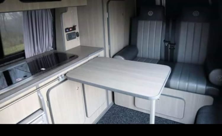 Talullah Zog – Camper Volkswagen T5 4 posti letto dal 2012