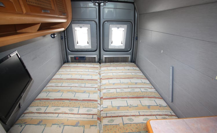 Neat 2p. Mercedes Sprinter with XL fixed bed and strong 120 HP 5-cylinder